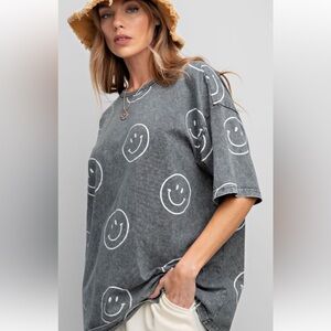 817 ❤️ EASEL SMILEY FACE black PRINTED WASHED TOP
